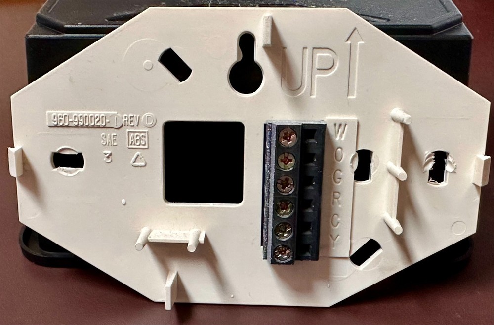 Carrier TSTATCCBAC01-B Non-Programmable Heat/Cool Thermostat