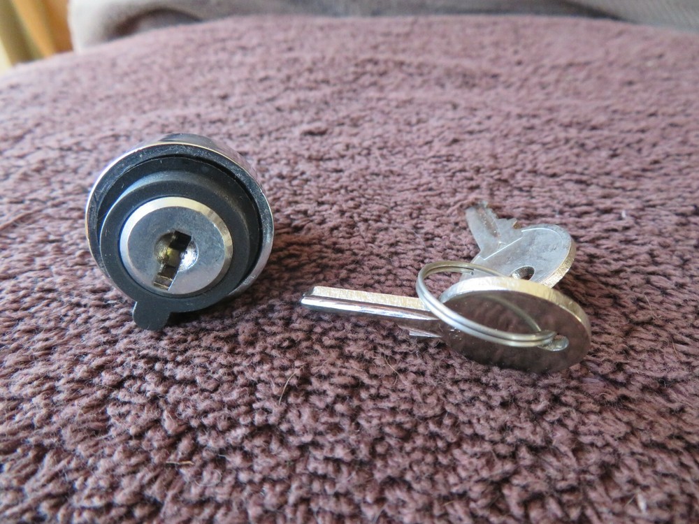 NEW UNKNOWN NAME 2 POSITION SELECTOR SWITCH RB2-BG4 RB2BG4 W/KEYS