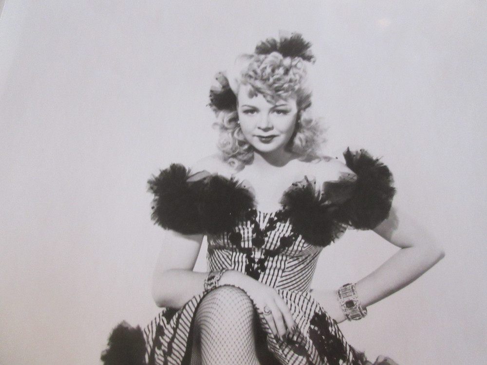 IRIS ARRIAN - AUTOGRAPH 8X10 B&W PHOTO COA