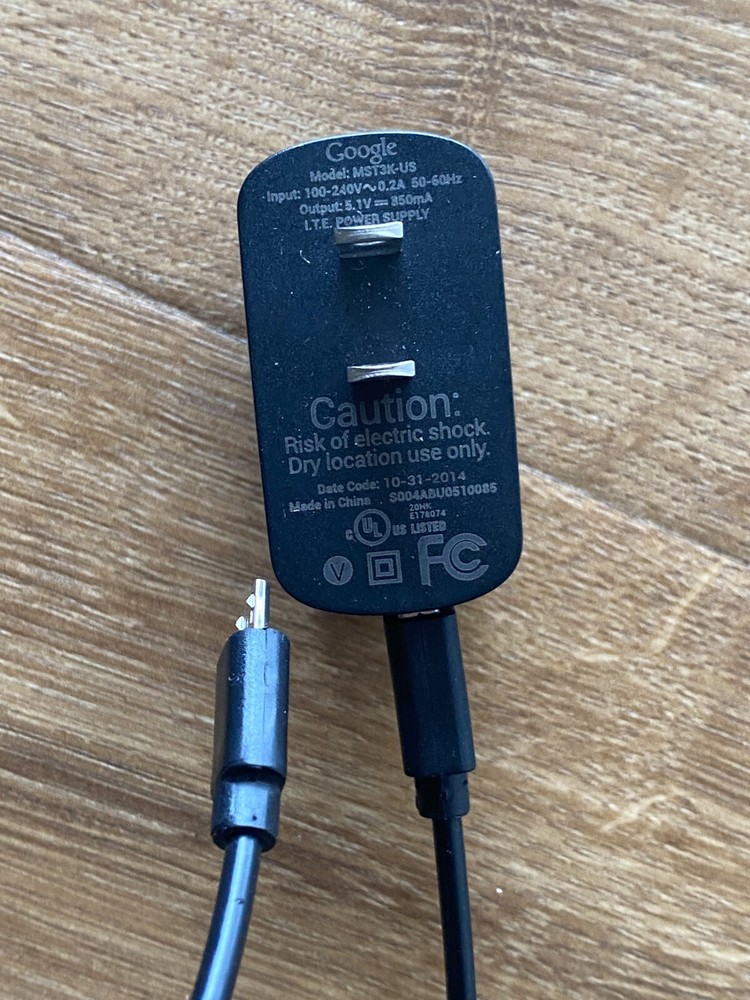 Google Chromcast H2G2-42 w/cable+power adapter Excellent