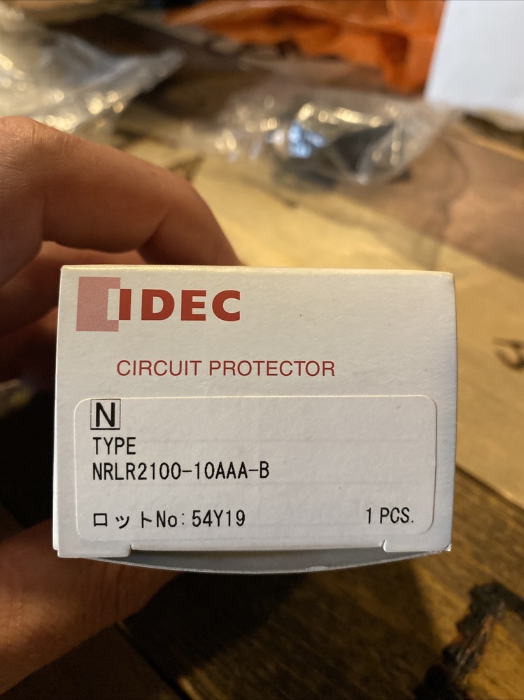 1pcs new applicable IDEC NRLR2100-10AAA-B circuit protector