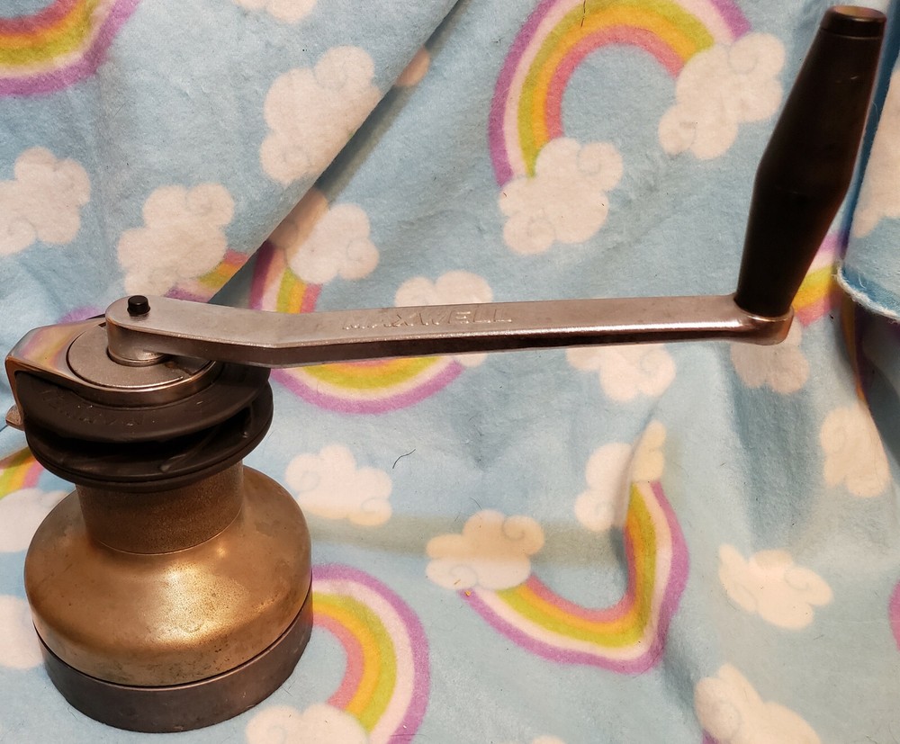 Maxwell 25 Two-Speed Self-Tailing Winch with locking handle