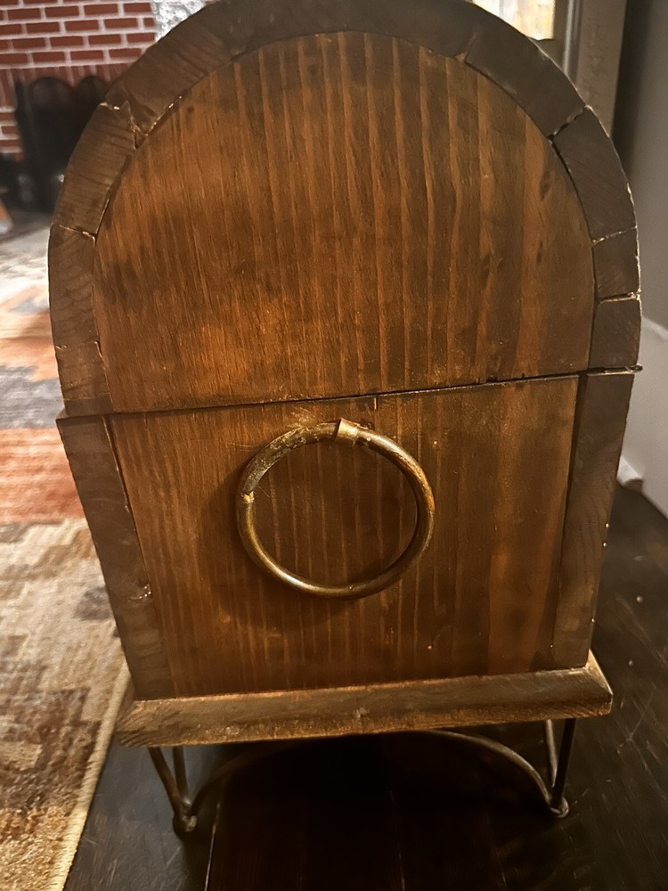 vintage Cedar treasure chest dos equios