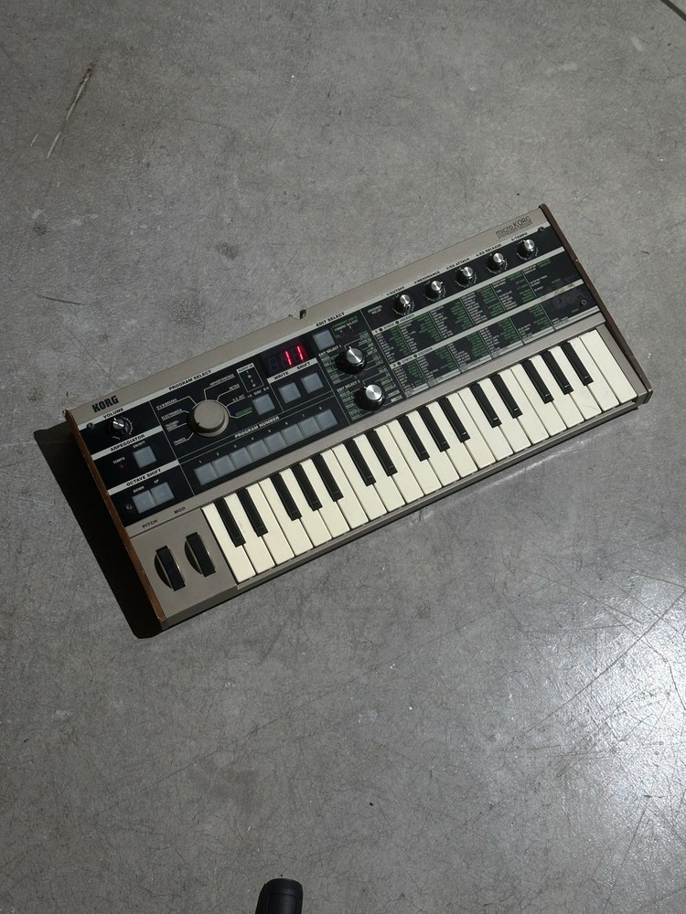 Korg microKORG 37-Key Digital Synth Keyboard Arpeggiator Vocoder MIDI AS IS