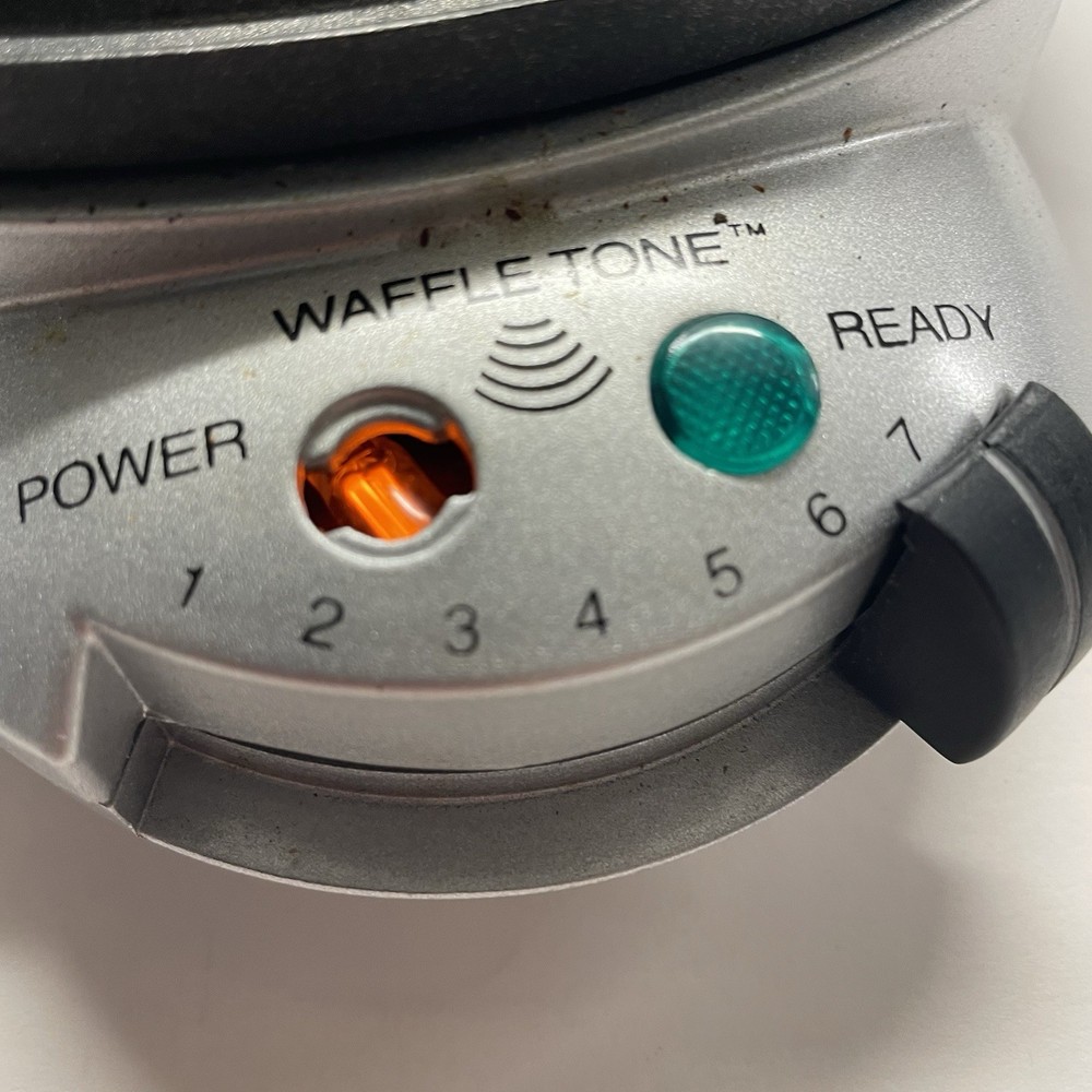 VillaWare Model 2004 Uno Classic Round Chrome Thin Waffler Maker