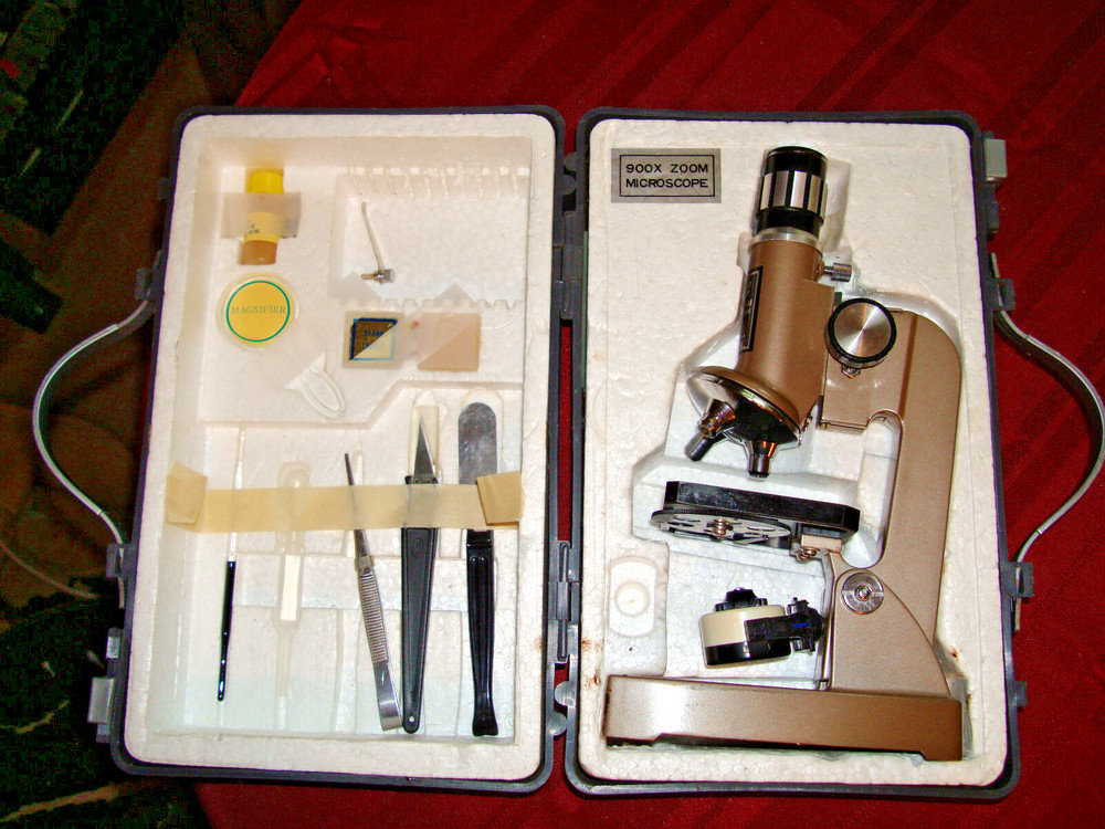 Vintage Deluxe Microscope - 900x Zoom Microscope - ERTL - In case