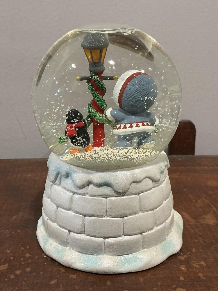 Hallmark 2006 Christmas Snow Globe Igloo Husky Penguin Lamp Post Decor