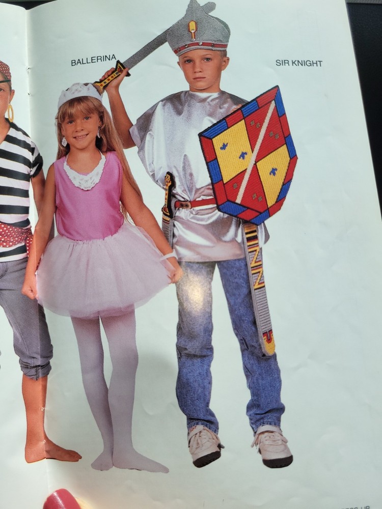 Annies Plastic Canvas Dress-Up Pattern Booklet