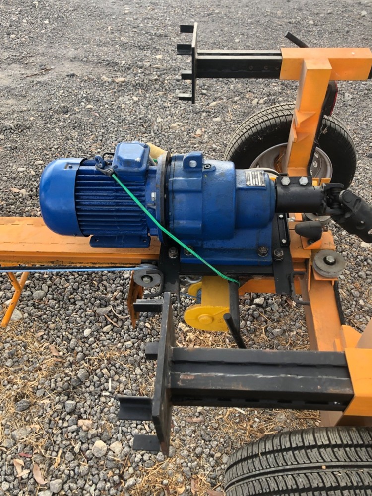 Auger drilling machine built on trailer