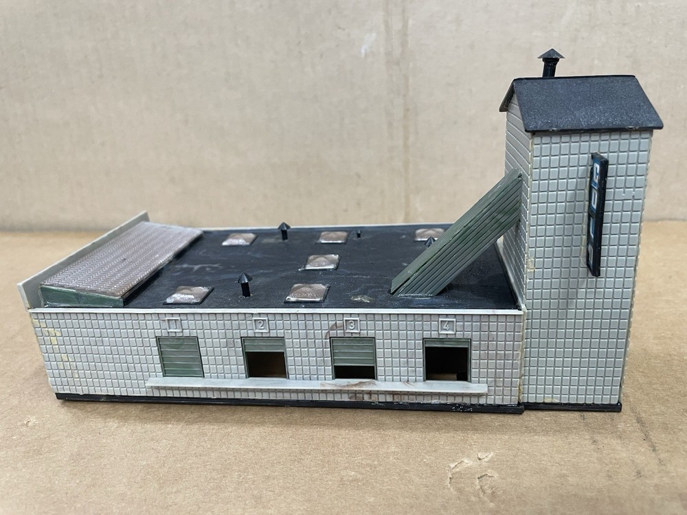 Heljan N Scale Cold Storage Factory Building With Vehicles