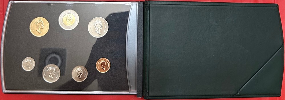 2000 Canada Bear Specimen Set Plus COA & Box