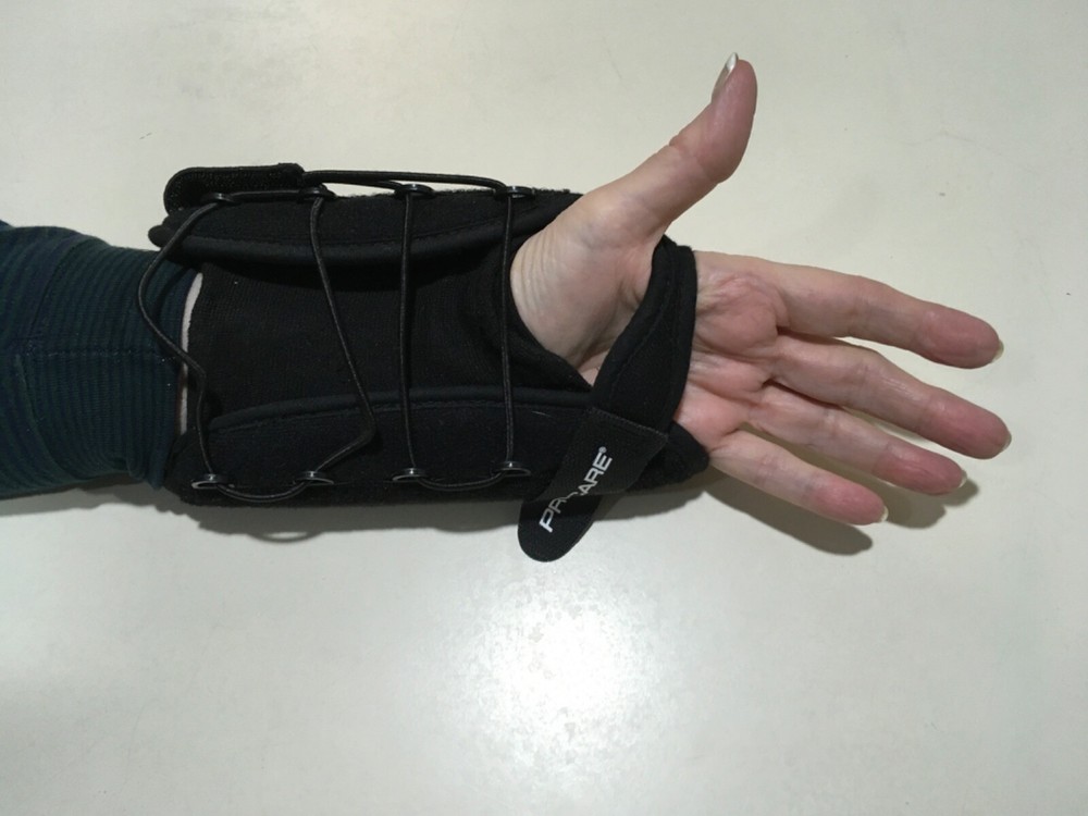 Wrist Splint Right Hand Universal Size 1 Each by DJO Hook/Loop Closure