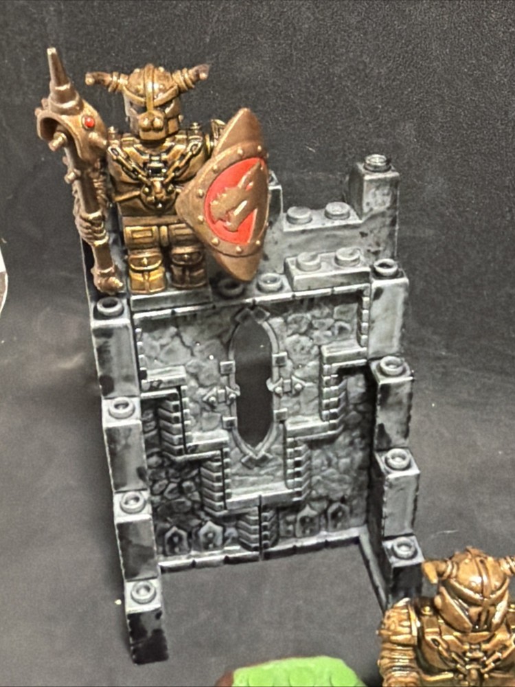 Mega Bloks Dragons War Chest Tin with 3 Figures
