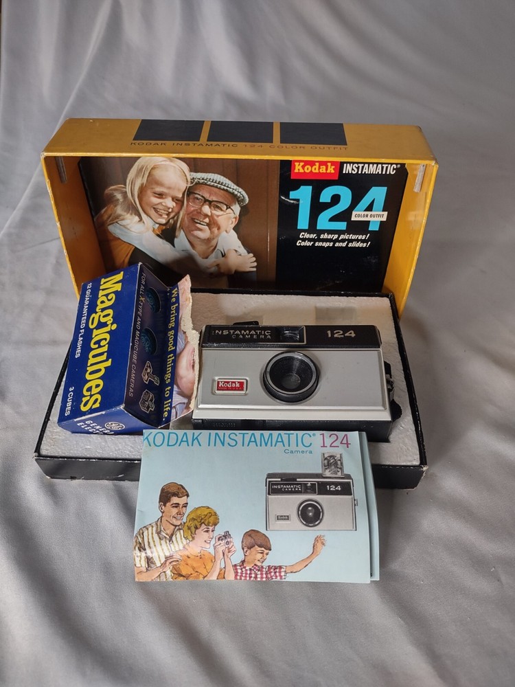 Vintage Kodak Instamatic 124 Camera Color Outfit With Flash Bulbs-UNTESTED