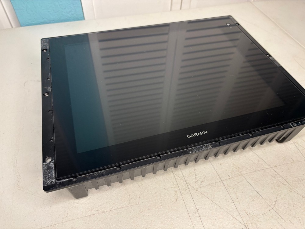 Garmin GPSMAP 8215 Touch Screen GPS Chartplotter Multi Funtion Display