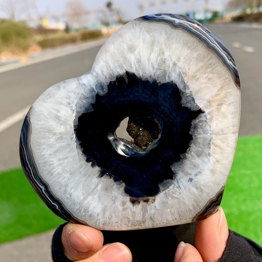 155G Natural beautiful heart-shapedagate crystal cave super large gem