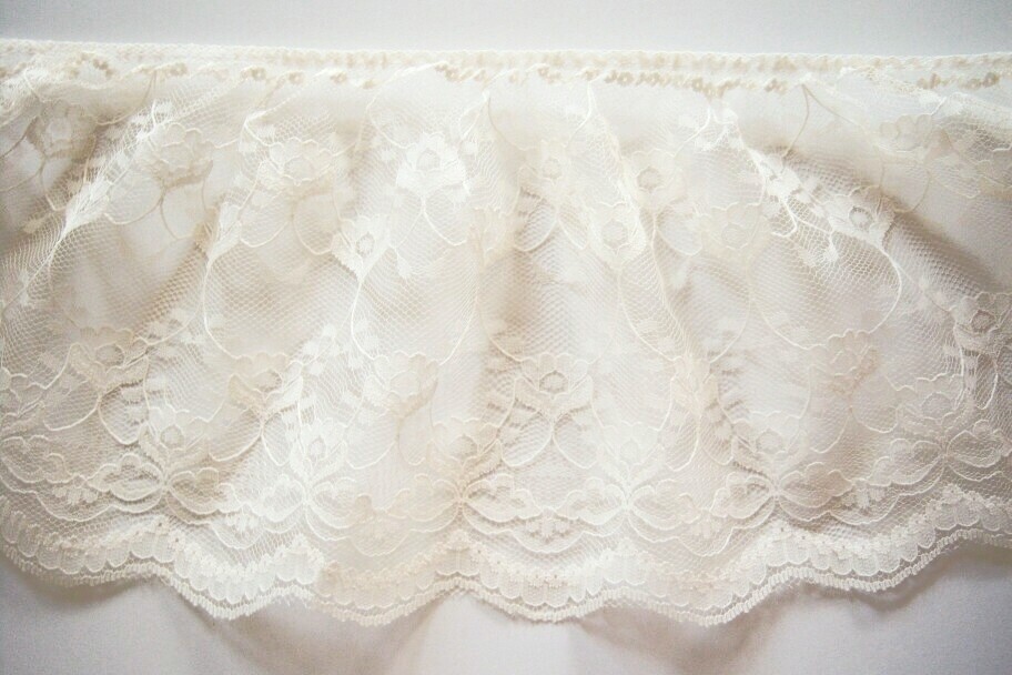 Vintage Light Ivory 7" Soft Ruffled Sewing Lace Per Yard LG-85i