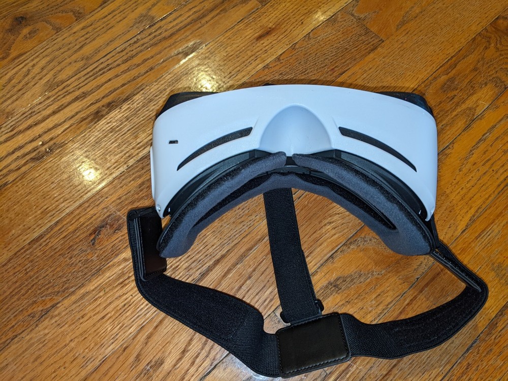 UNTESTED SAMSUNG GEAR VR HEADSET OCULUS SM-R322 MISSING FRONT PLASTIC COVER