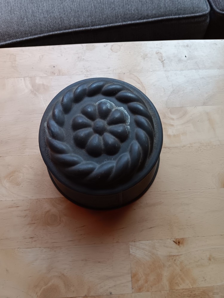 VTG TIN JELLO MOLD. 1074