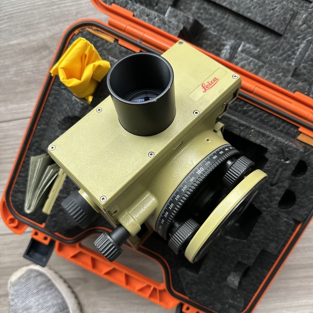 Leica Wild NA2002 Precision Digital Level With Case