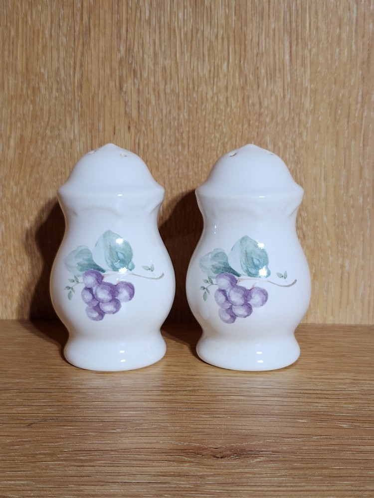 Vintage Pfaltzgraff Grapevine Pattern 🍇 Salt & Pepper Shaker Set with Stoppers