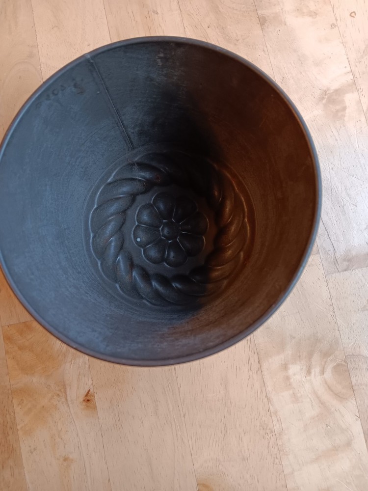 VTG TIN JELLO MOLD. 1074