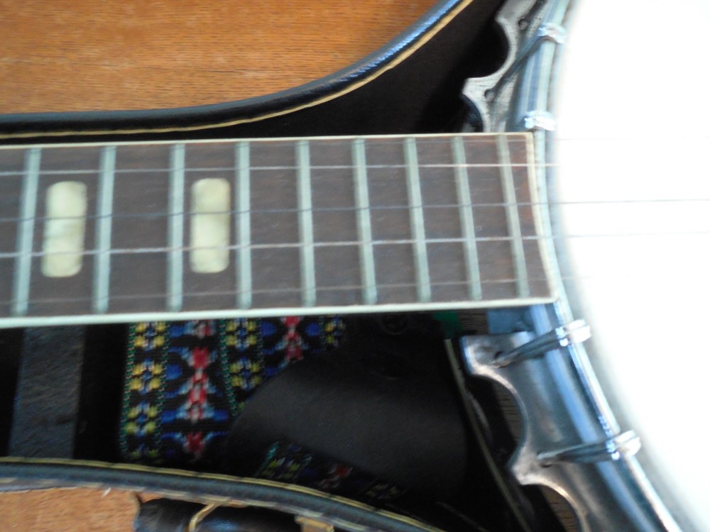 VINTAGE 1980'S ENCORE 5 STRING BANJO WITH HARD CASE