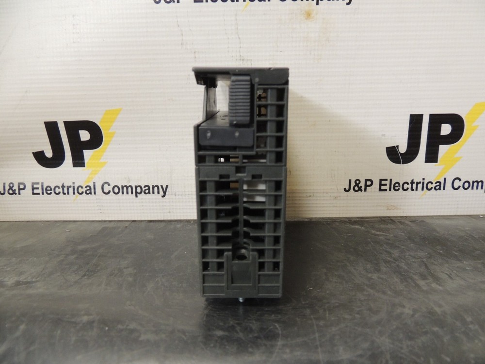 * SIEMENS SIMATIC S7-300 6ES7 322-1HH01-0AA0 RELAY OUTPUT MODULE