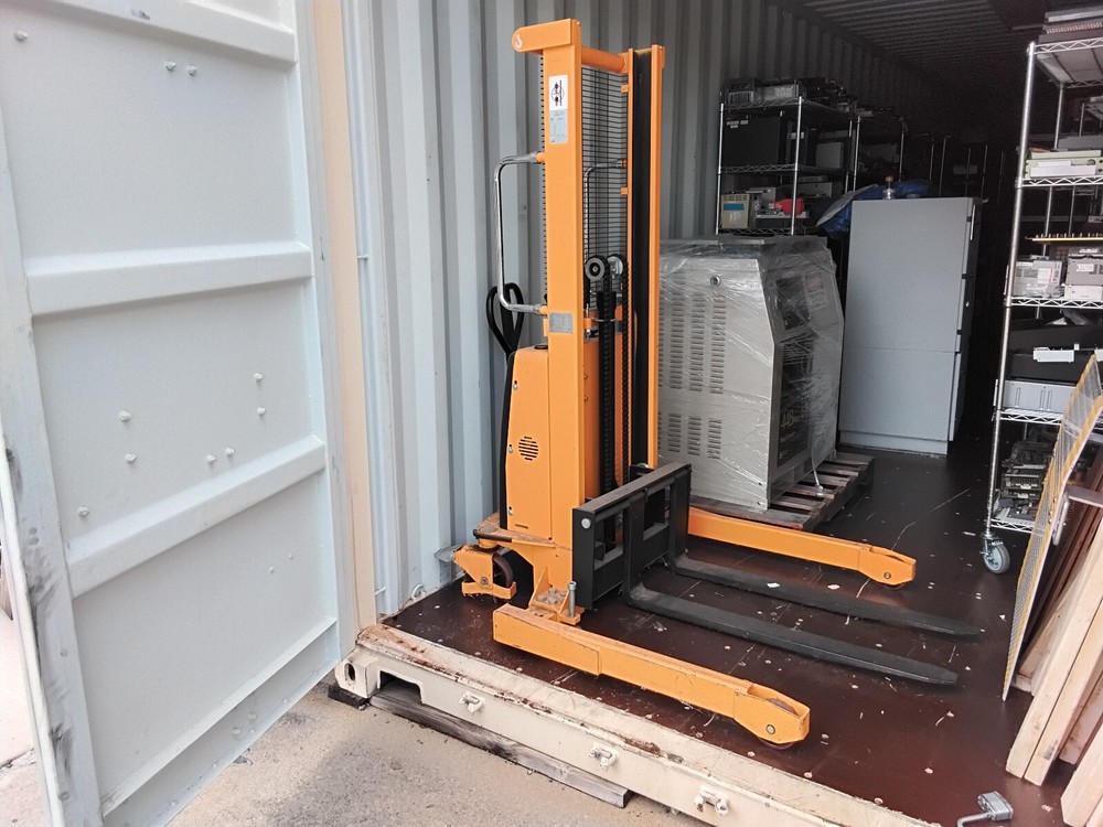 Uline H-5439 Straddle Stacker (LOCAL PICK-UP)