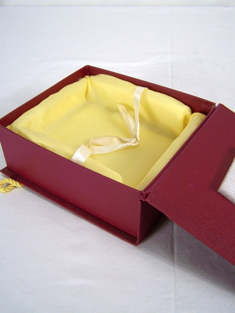 Red High Quality Gift Box Padded with Handles
