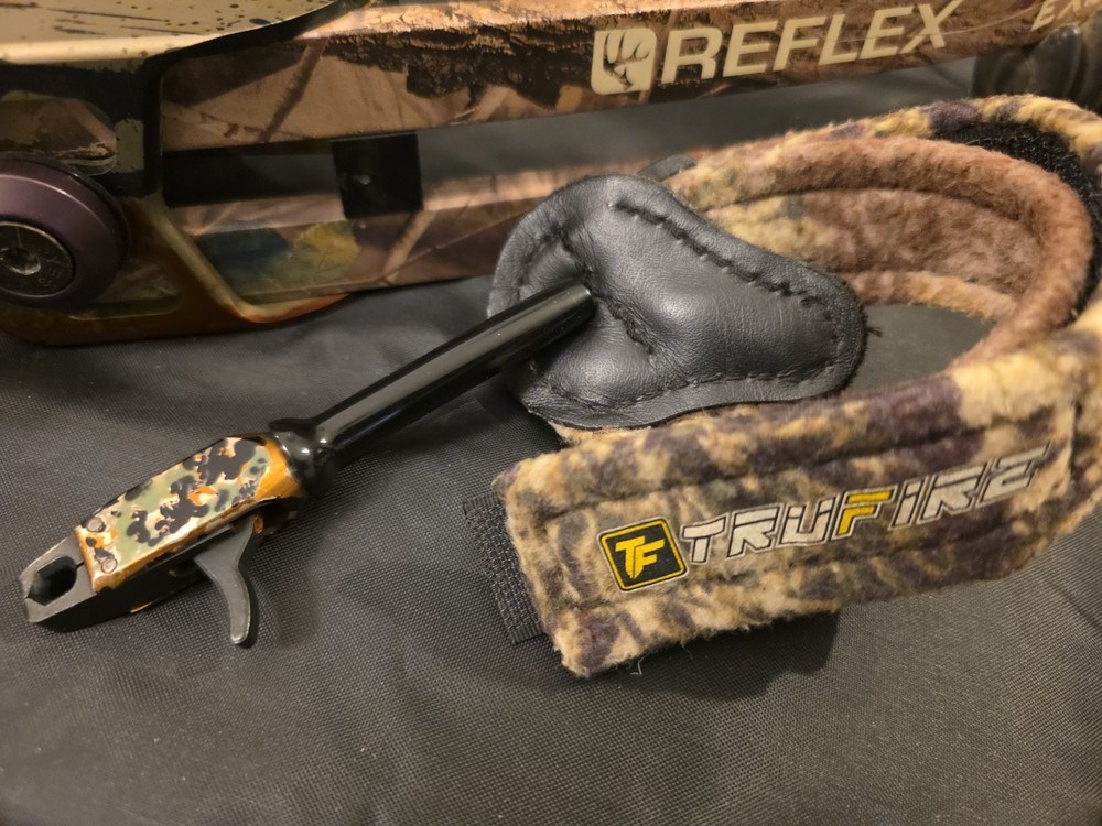 Reflex Excursion Compound Bow Weight 40-50 String 49 W/ Soft Case Camo Tru Fire