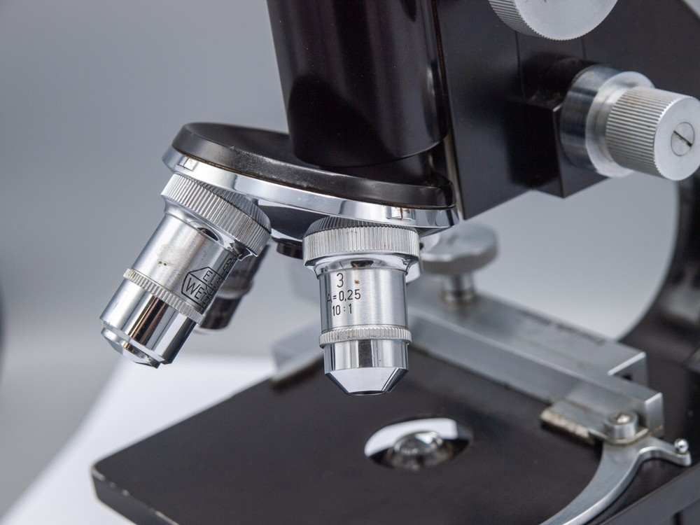 1945 - Ernst Leitz Wetzlar Compound Microscope w/ Case, 4 Objectives, Accs