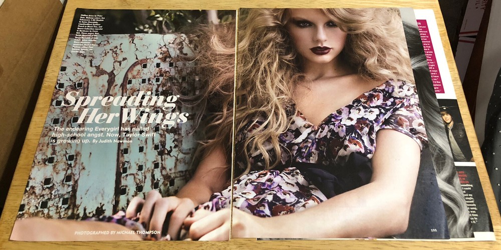 2010 TAYLOR SWIFT - Magazine 4-Page Article