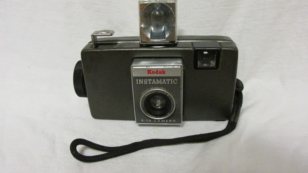 VINTAGE 1960s KODAK INSTAMATIC S-10 CAMERA w/ UNUSED CUBE