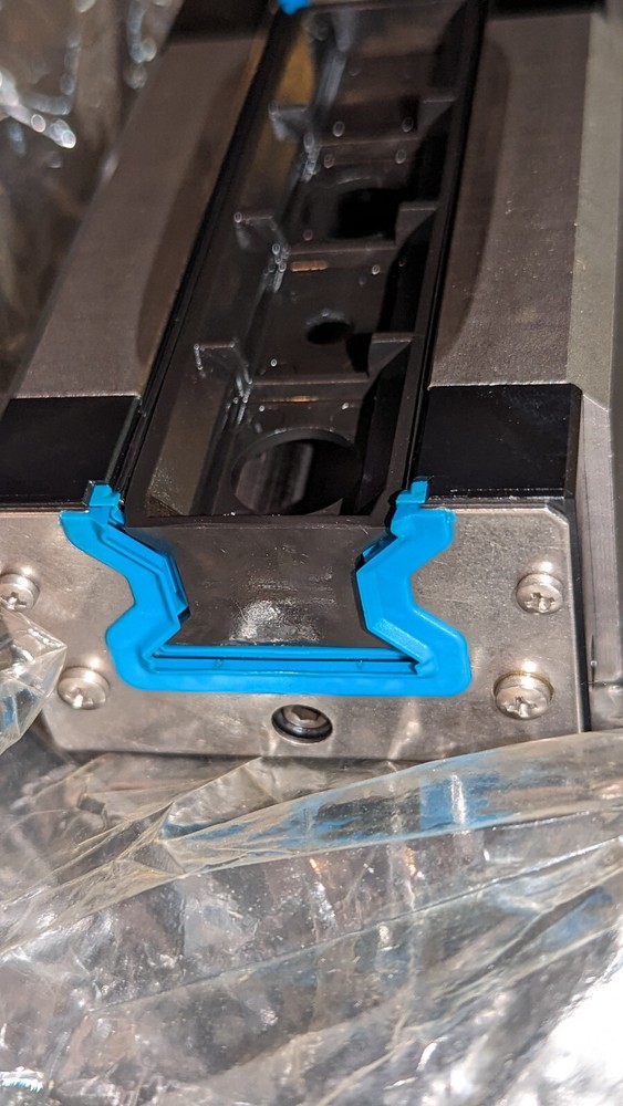 (1) Bosch Rexroth Runner Block / Roller Rail R182133110