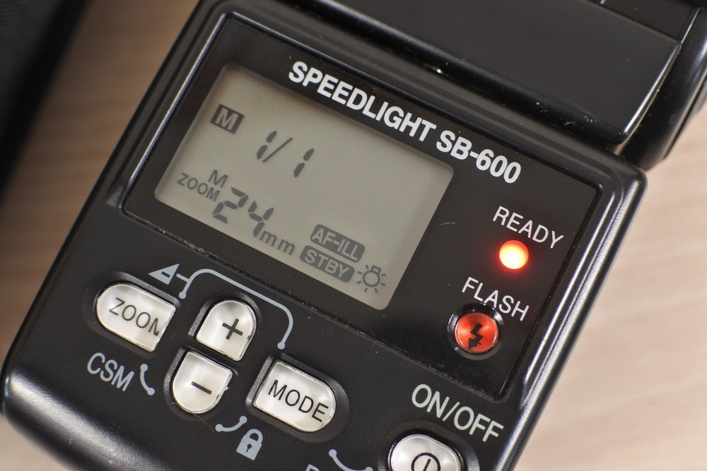 Nikon Speedlight SB-600 Shoe Mount Flash with Case – Fully Working