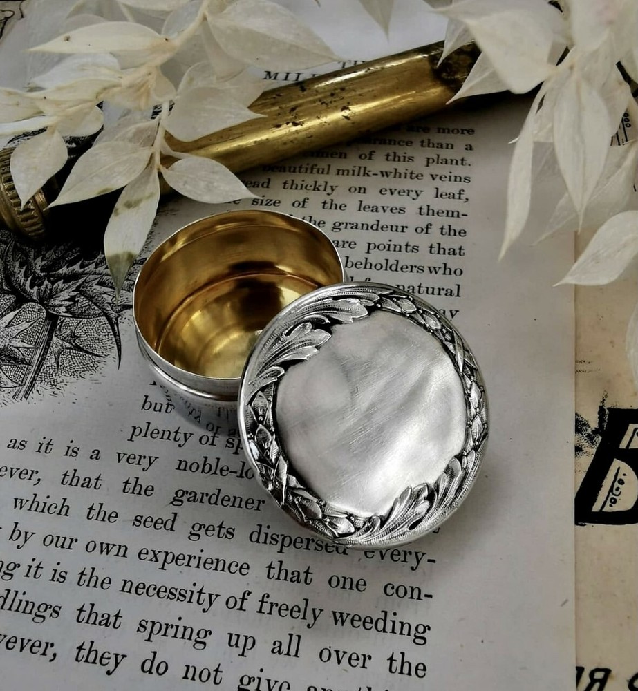 1900s ANTIQUE SOLID OVAL ENGRAVED PILL BOX SHAPE STYLE SILVER 800 & GOLD PLATED