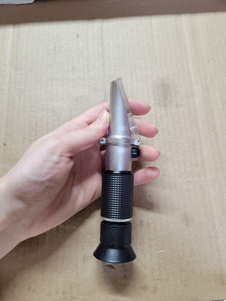 Hand/Portable Refractometer (Features ATC)