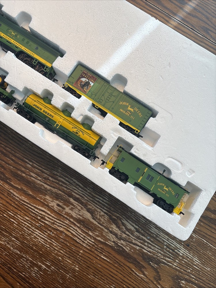 Athern John Deere Model "B" Express HO scale train set