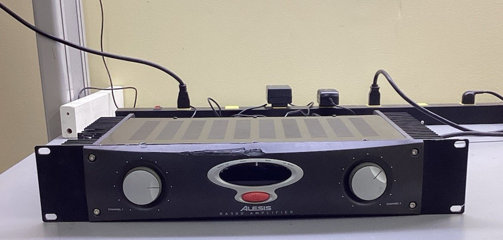 Alesis RA 300 Professional Reference Power Amplifier