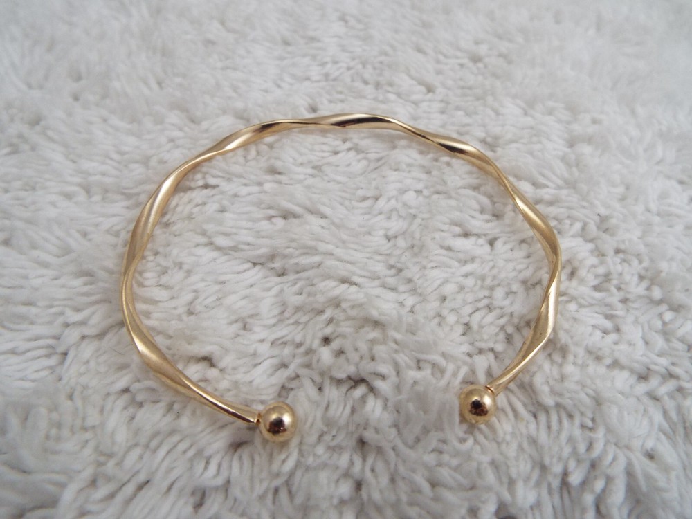 Thin Goldtone Cuff Bracelet (J23)