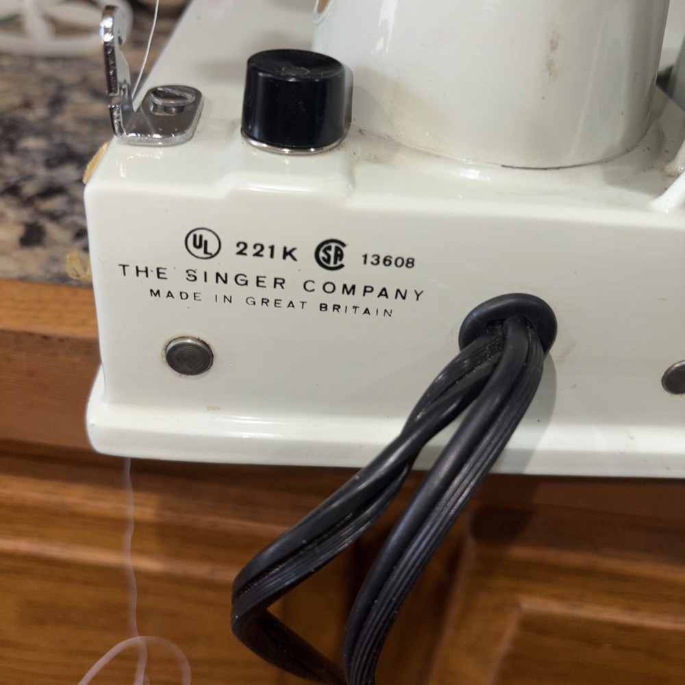 featherweight sewing machine 221 Celery