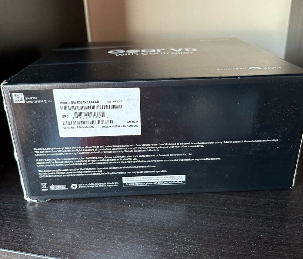 Samsung Gear VR SM-R324 With Controller - Complete - Powered by oculus