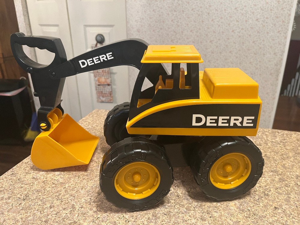John Deere Sandbox Big Scoop Excavator Toy with Tilting Dump Bed - Construction