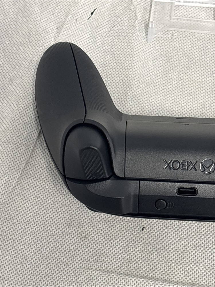 Microsoft Xbox Series X|S Wireless Controller - Model 1914 - Black