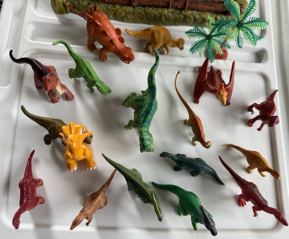 dinosaur Cave With Dinosaurs Set