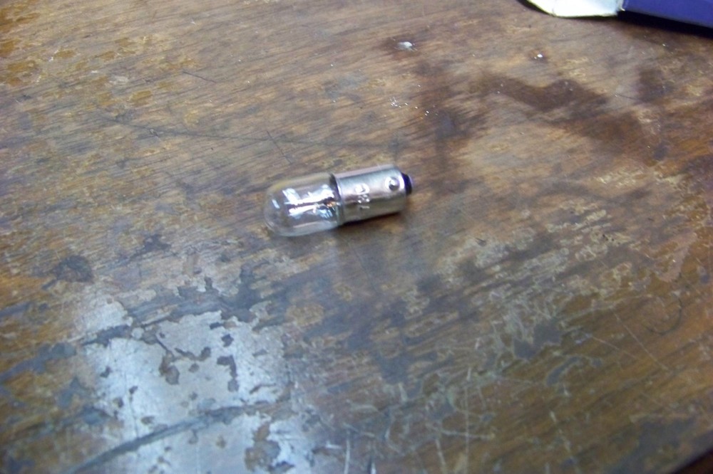 new eiko 26599 757 28v minature light bulb