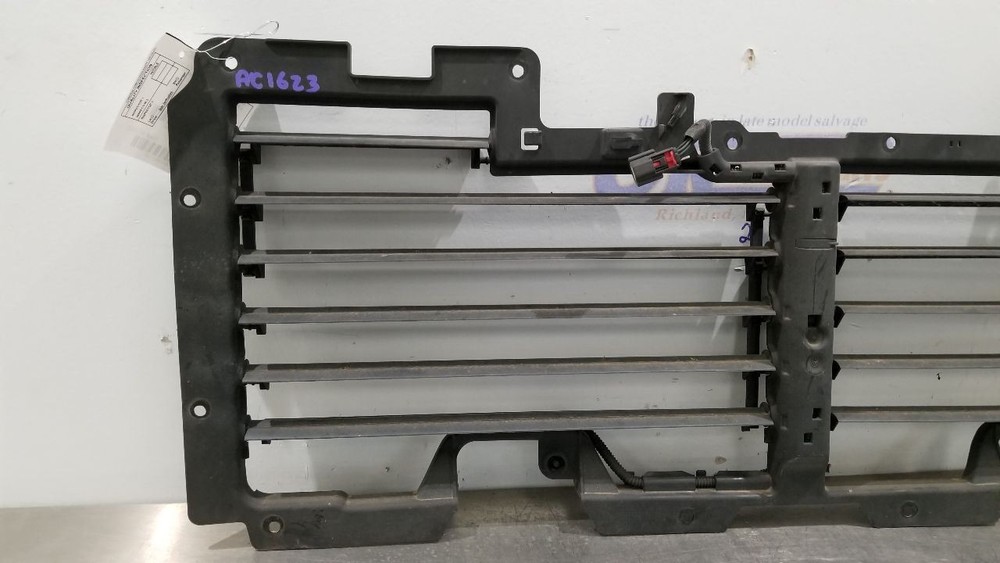 18 CHEVY SUBURBAN 1500 AIR SHUTTER