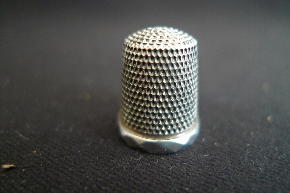 VINTAGE STERLING SILVER SEWING THIMBLE HAMMERED PATTERN DESIGN EDGING SIZE 8