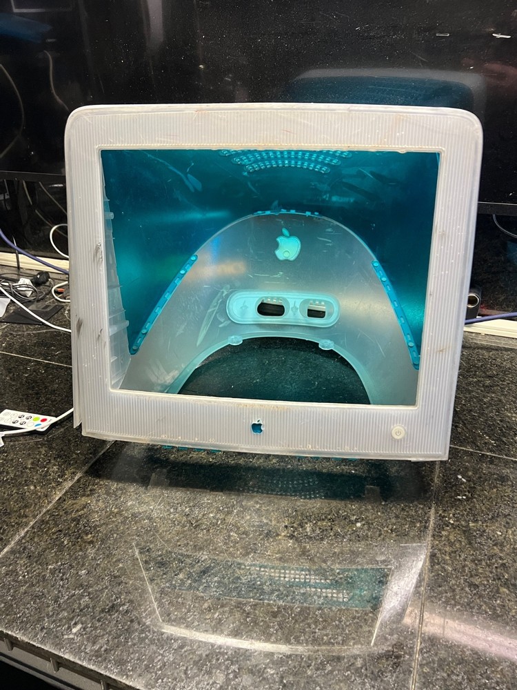 Apple M6496 Studio Display 17”-case or cathouse